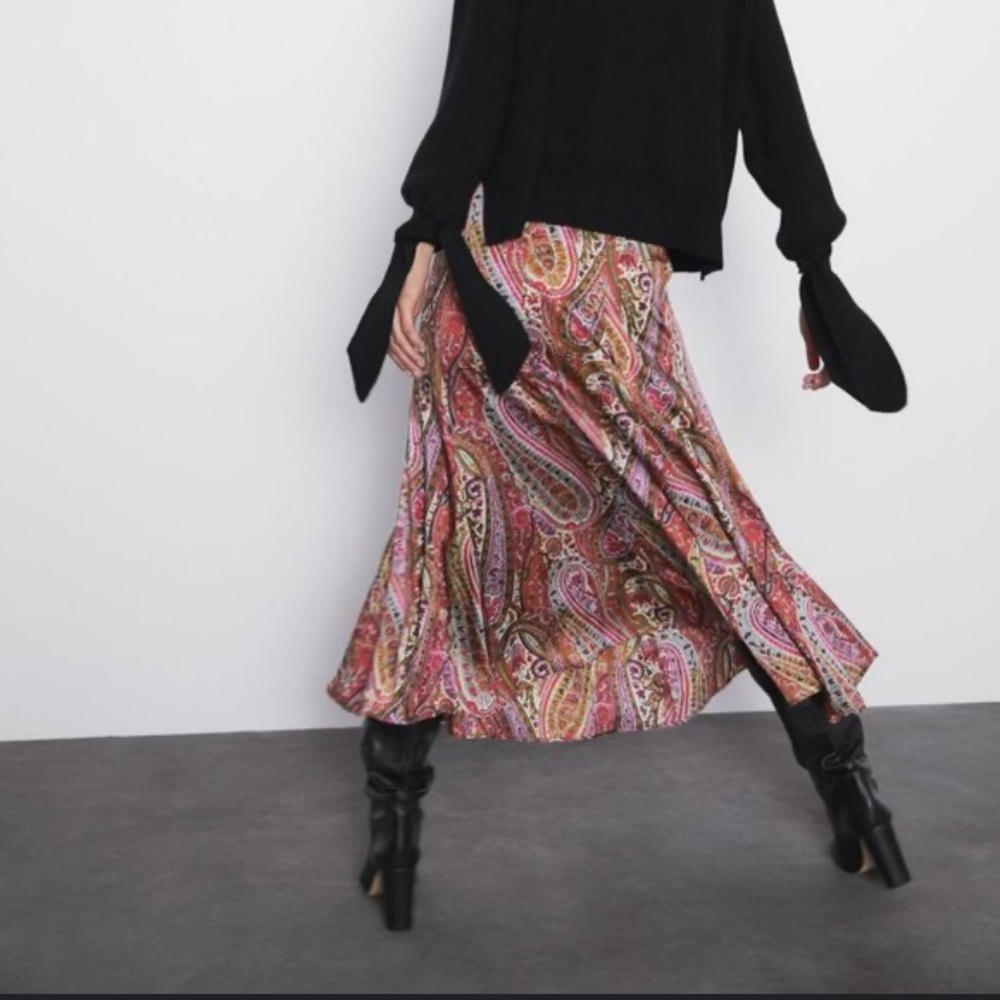 ZARA Multi color PAISLEY PRINT MIDI
SKIRT A-LINE SATIN FINISH, Size S 5707 - Picture 2 of 5